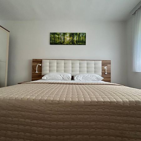 Apartments And Rooms Krizmanic Smoljanac Bagian luar foto