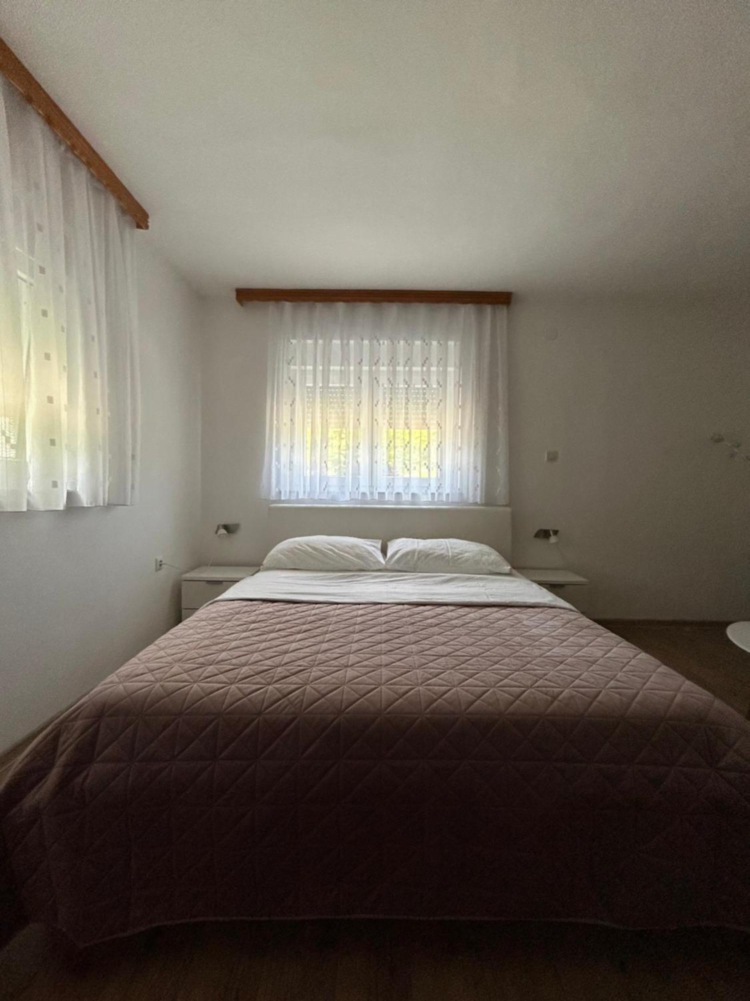 Apartments And Rooms Krizmanic Smoljanac Bagian luar foto