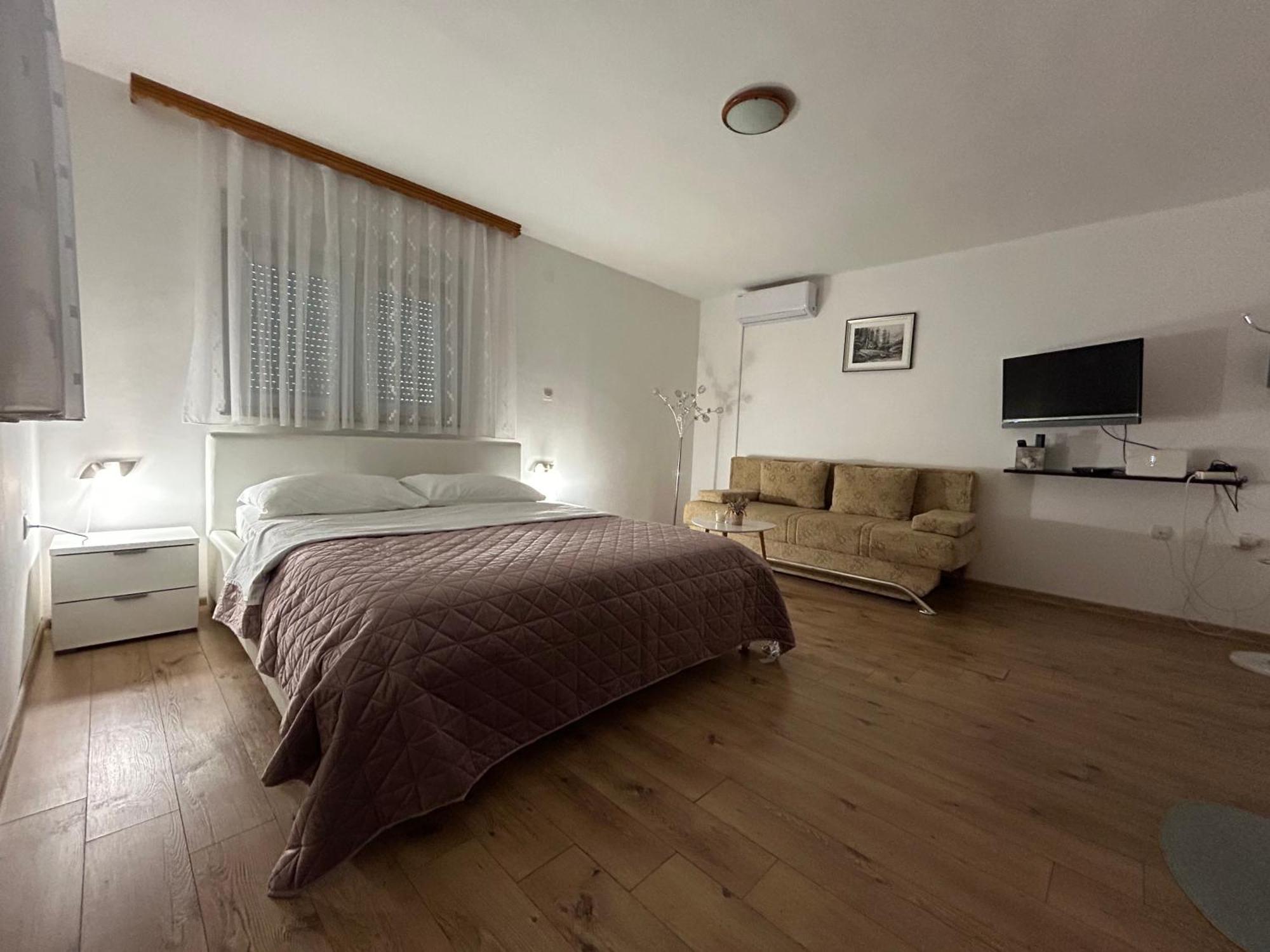 Apartments And Rooms Krizmanic Smoljanac Bagian luar foto