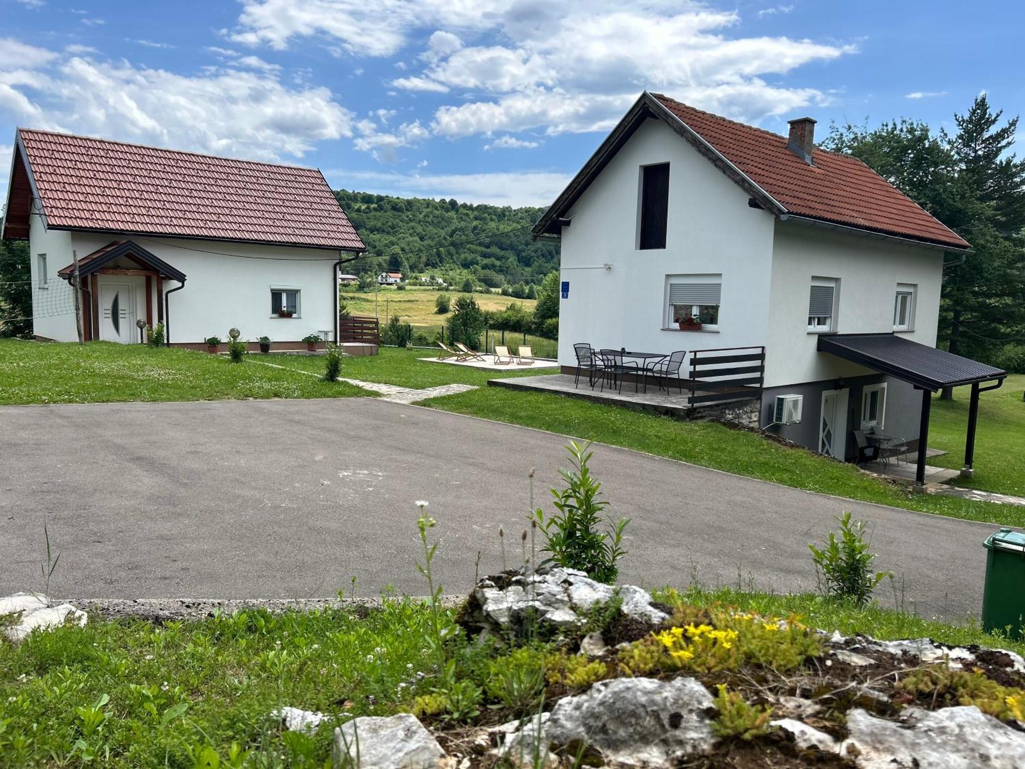 Apartments And Rooms Krizmanic Smoljanac Bagian luar foto