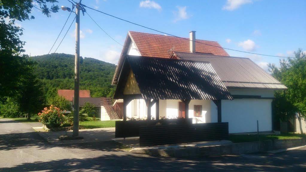 Apartments And Rooms Krizmanic Smoljanac Bagian luar foto