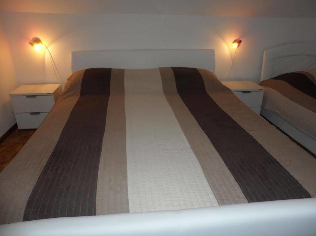 Apartments And Rooms Krizmanic Smoljanac Bagian luar foto