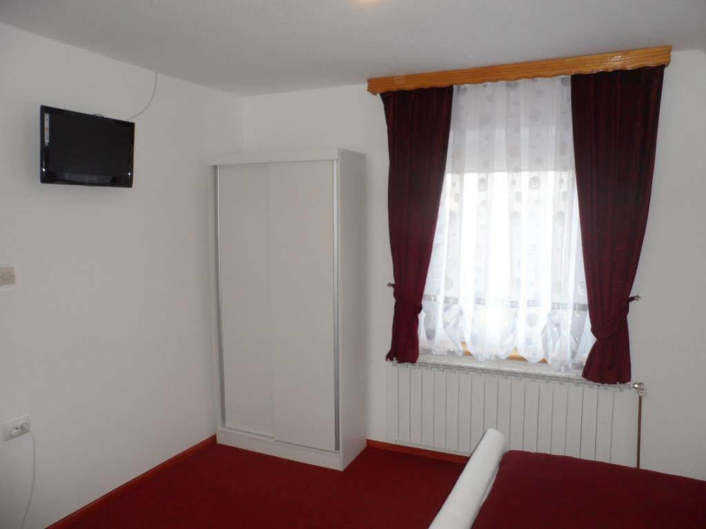 Apartments And Rooms Krizmanic Smoljanac Bagian luar foto