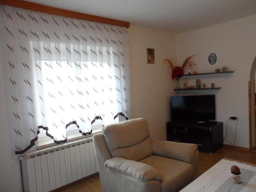 Apartments And Rooms Krizmanic Smoljanac Bagian luar foto